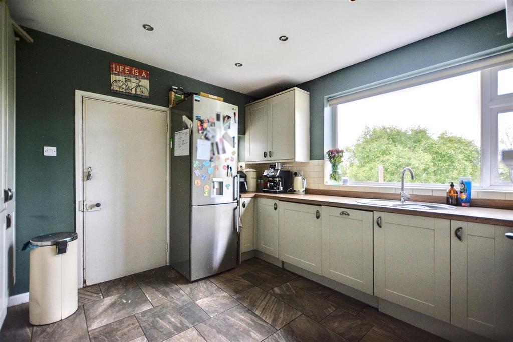 Kitchen 2.jpeg