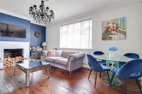 3 bedroom flat for sale, Pall Mall, Leigh-On-Sea SS9