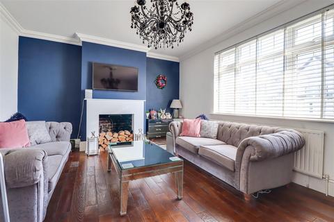 3 bedroom flat for sale, Pall Mall, Leigh-On-Sea SS9