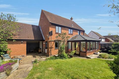 4 bedroom link detached house for sale, Farinton., Two Mile Ash, Milton Keynes