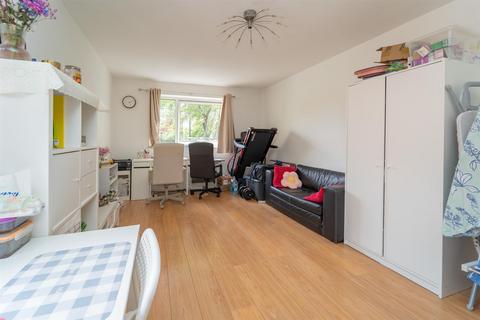 1 bedroom flat for sale, Lees Hall Court, Fallowfield