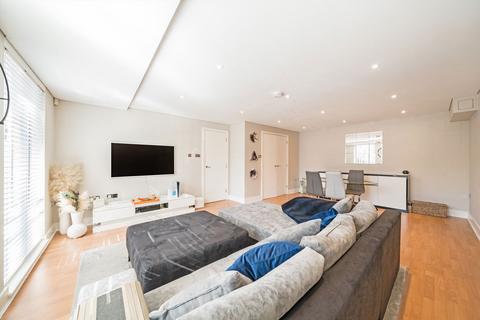 2 bedroom flat to rent, Owen Street, London EC1V