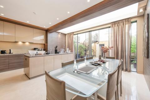 5 bedroom terraced house to rent, Whitcome Mews, Richmond, Surrey