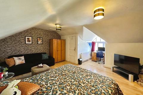 170 Bloxwich Road, Walsall, WS2 7BQ