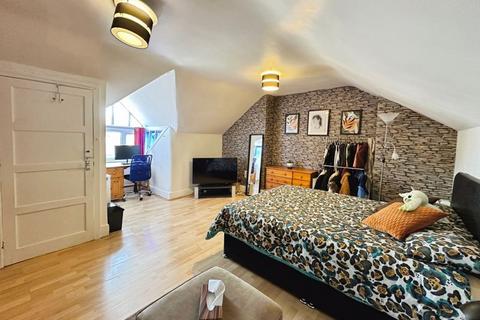 170 Bloxwich Road, Walsall, WS2 7BQ