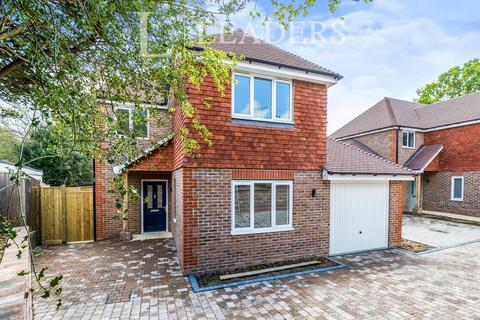 4 bedroom detached house to rent, Maypole Road, Ashurst Wood