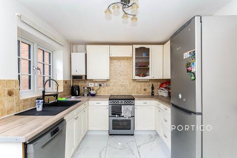 4 bedroom detached house to rent, Grace Close