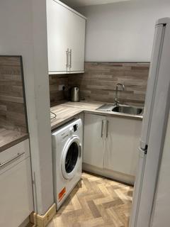 3 bedroom flat to rent, (1f1) Albert Street, Edinburgh, EH7