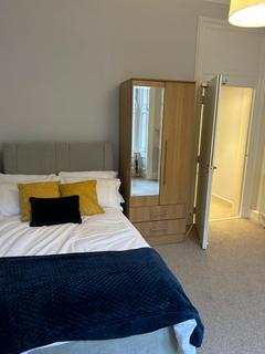 3 bedroom flat to rent, (1f1) Albert Street, Edinburgh, EH7