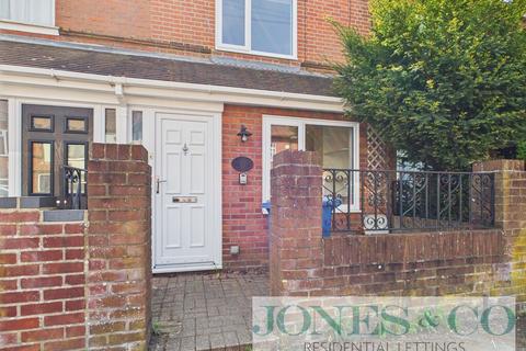 2 bedroom terraced house to rent, Hughenden Road