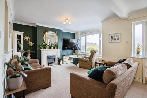 4 bedroom semi-detached house for sale, Hollyshaw Crescent, West Yorkshire LS15