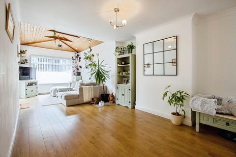 4 bedroom semi-detached house for sale, Hollyshaw Crescent, West Yorkshire LS15