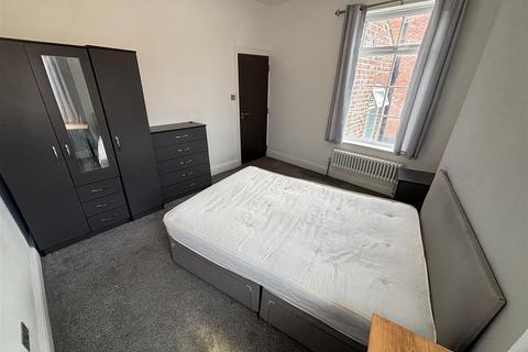 1 bedroom in a house share to rent, Chapel Road, Sale