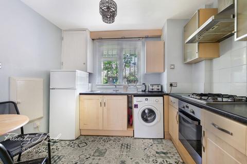3 bedroom flat for sale, Newington Green Road, London