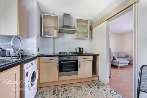 3 bedroom flat for sale, Newington Green Road, London