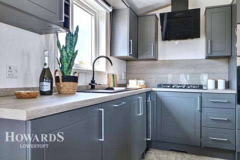 2 bedroom chalet for sale, The Hollies, Lowestoft