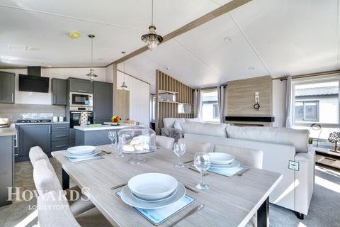 2 bedroom chalet for sale, The Hollies, Lowestoft