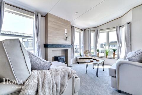 2 bedroom chalet for sale, The Hollies, Lowestoft