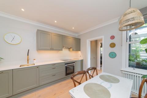 16b Dukes Avenue, London, N3 2DD