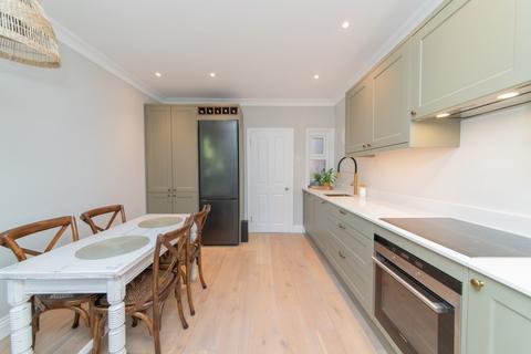 16b Dukes Avenue, London, N3 2DD