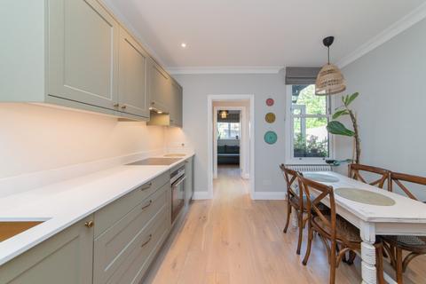 16b Dukes Avenue, London, N3 2DD