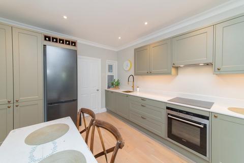 16b Dukes Avenue, London, N3 2DD