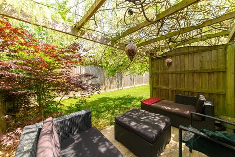 16b Dukes Avenue, London, N3 2DD