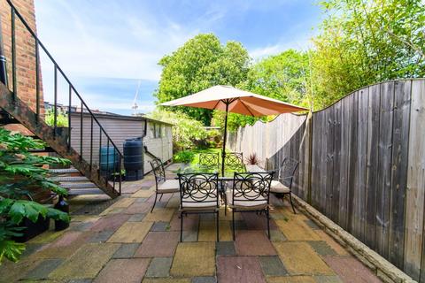 16b Dukes Avenue, London, N3 2DD