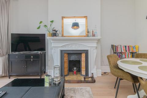 16b Dukes Avenue, London, N3 2DD