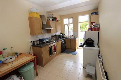 3 bedroom terraced house to rent, Lynford Gardens, Seven Kings