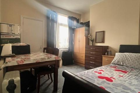 3 bedroom terraced house to rent, Lynford Gardens, Seven Kings