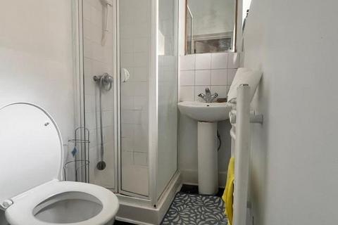 3 bedroom terraced house to rent, Lynford Gardens, Seven Kings