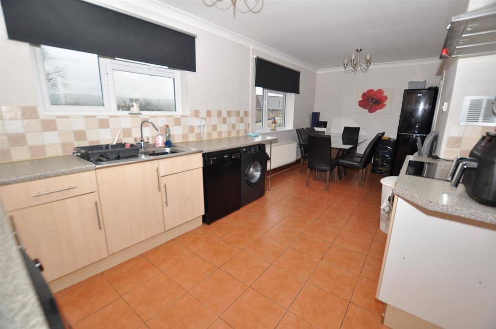 Open plan kitchen/dining room