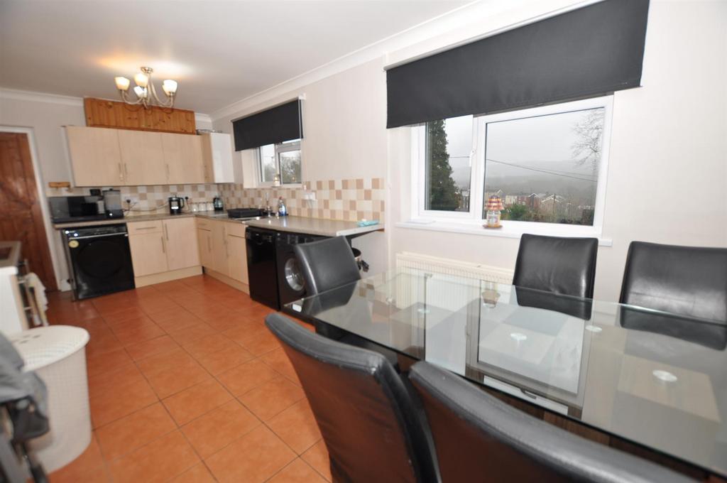 Open plan kitchen/dining room