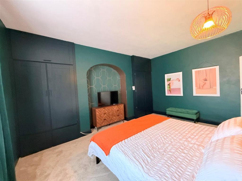 Bed 1 3.jpg