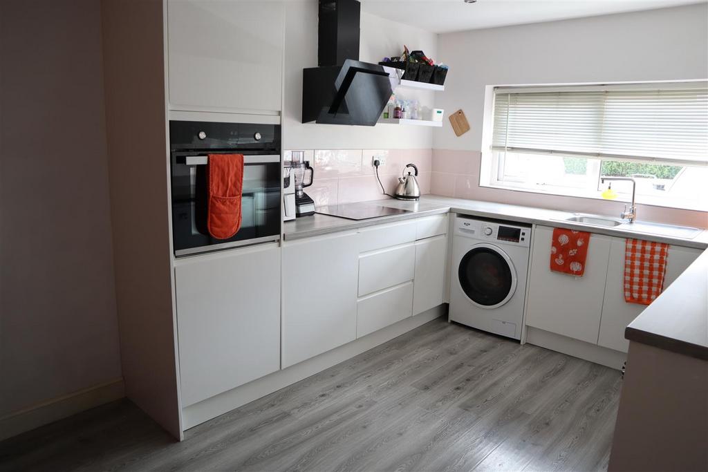 2 Kitchen.JPG