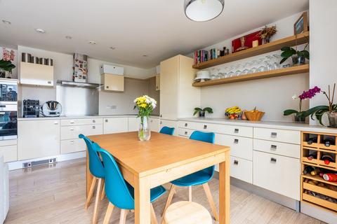 20, Queen Square Apartments Bell Avenue, Bristol, BS1 4AP