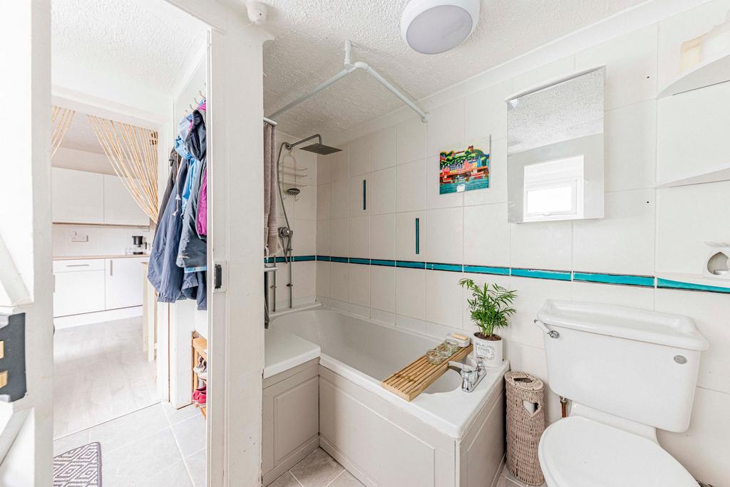 Bathroom W.C (1)
