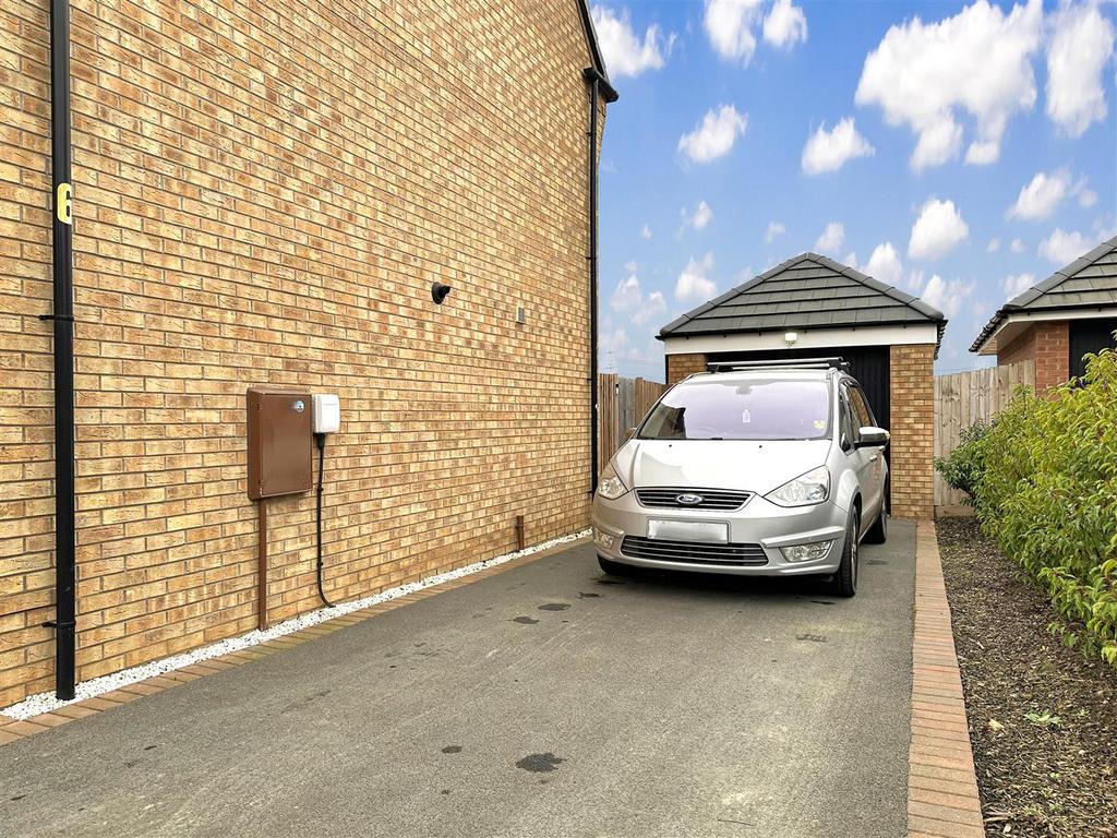 GARAGE & Multi-Car Driveway 441