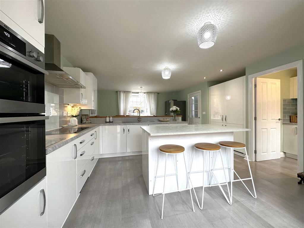 Stylish Kitchen With Breakfast Bar 177