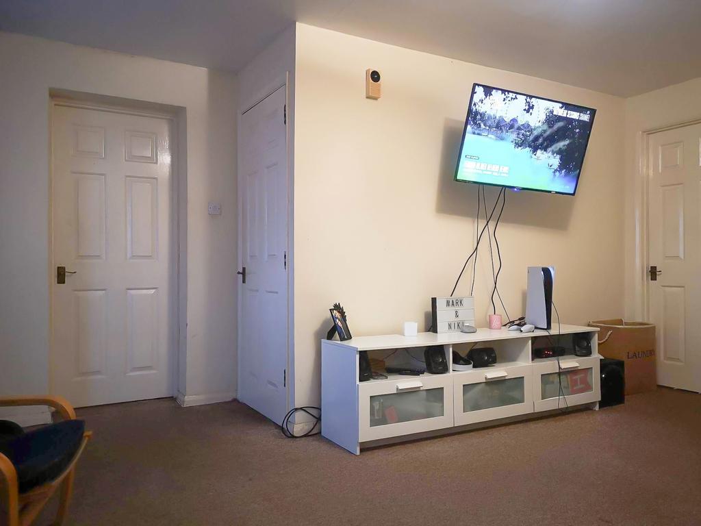Old Parr Rd Living room 09