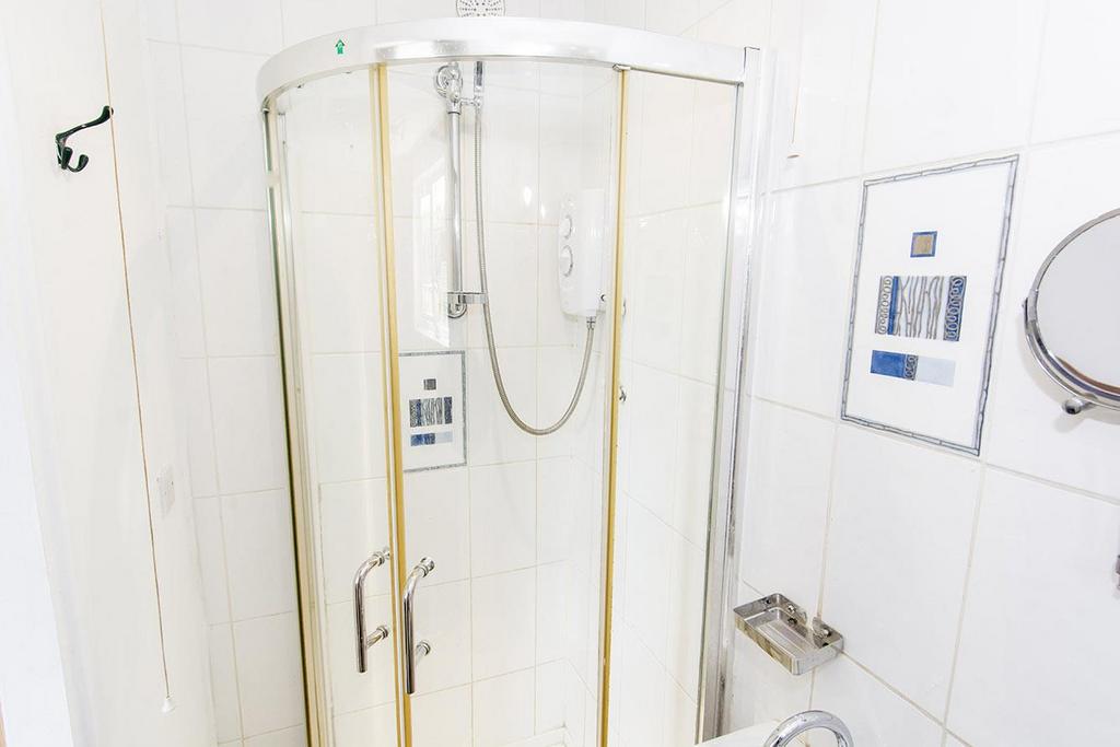 En-suite Photo 2