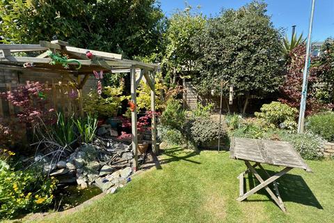 28 Broadwaters Road, Lowestoft, NR33 9HY