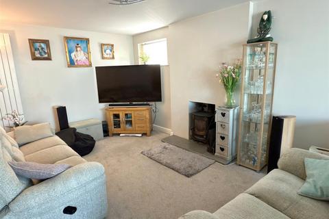 28 Broadwaters Road, Lowestoft, NR33 9HY
