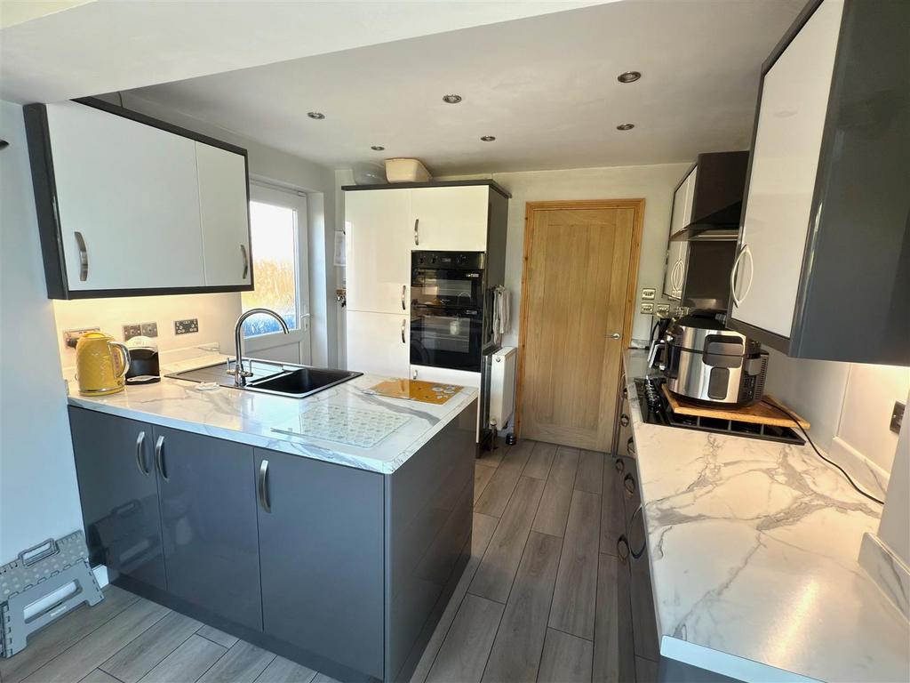 Kitchen Main.jpg