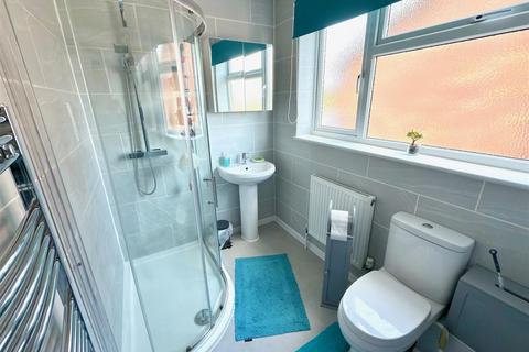 28 Broadwaters Road, Lowestoft, NR33 9HY