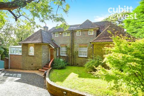 5 bedroom detached house to rent, Imberhorne Lane, East Grinstead, RH19