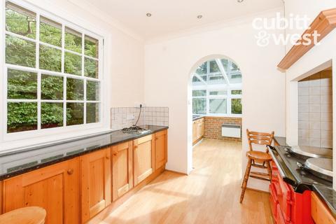 5 bedroom detached house to rent, Imberhorne Lane, East Grinstead, RH19