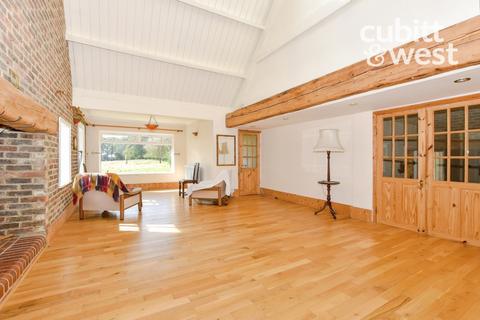 5 bedroom detached house to rent, Imberhorne Lane, East Grinstead, RH19