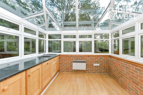 5 bedroom detached house to rent, Imberhorne Lane, East Grinstead, RH19